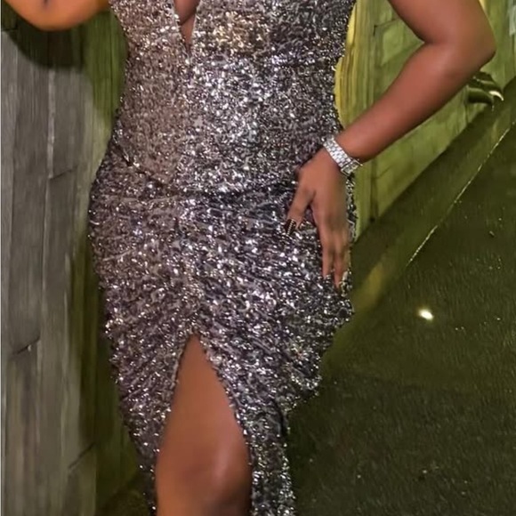 Dresses & Skirts - Elegant Silver Sequin Two piece set !